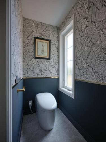 a bathroom with a toilet and a window at ポーラーリゾート軽井沢サンジェルマン in Oiwake