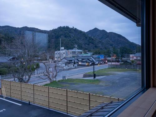 アパートメントから撮影された、または一般的な山の景色