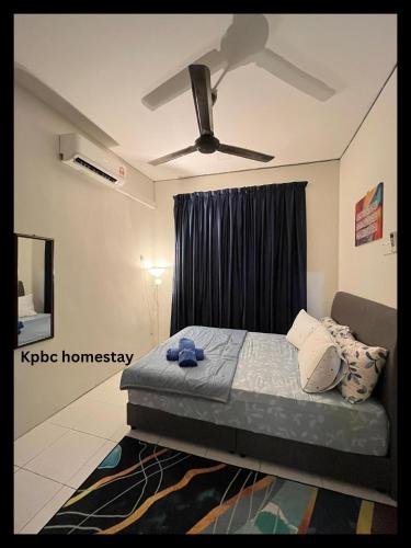 a bedroom with a bed and a ceiling fan at Kpbc Homestay 3bilik in Jitra