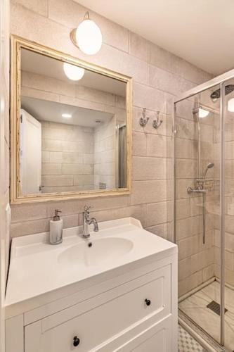 Historic Center chic gem with balcony