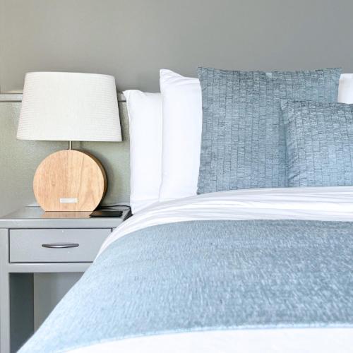 Postel nebo postele na pokoji v ubytování Waves Luxury Suites