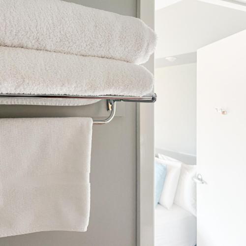 Postel nebo postele na pokoji v ubytování Waves Luxury Suites