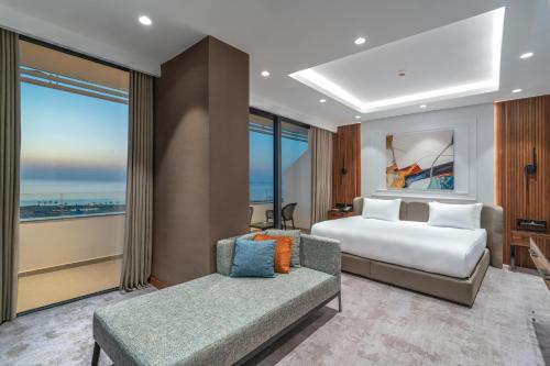 Postel nebo postele na pokoji v ubytování Grand Sapphire Resort & Casino