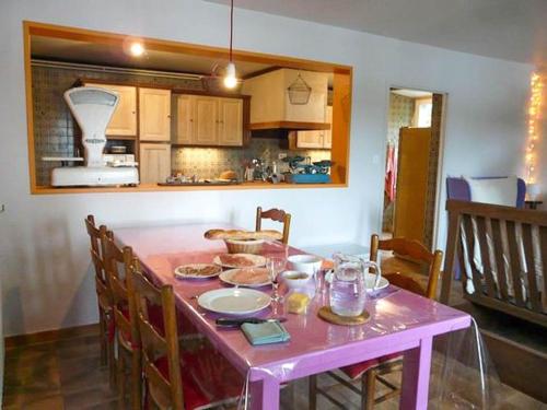 une table rose dans une cuisine avec une table rose dans l'établissement Domaine Sainte Germaine 8pers, à Luc