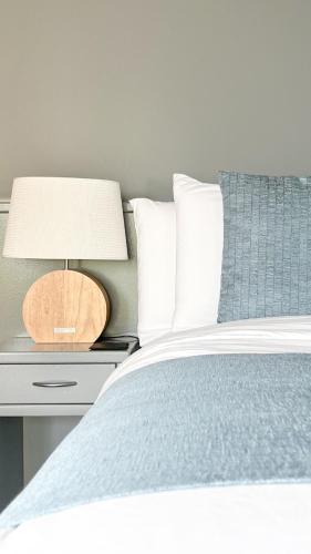 Postel nebo postele na pokoji v ubytování Waves Luxury Suites