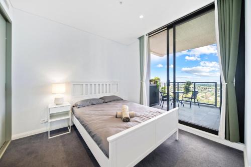 Ένα ή περισσότερα κρεβάτια σε δωμάτιο στο High level urban retreat in Macquarie Park