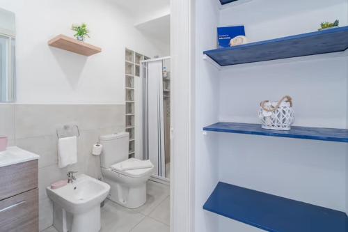 bagno bianco con servizi igienici e lavandino di SFEA HOME a Pachino