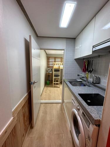Кухня или мини-кухня в Seoul Station R Guesthouse
