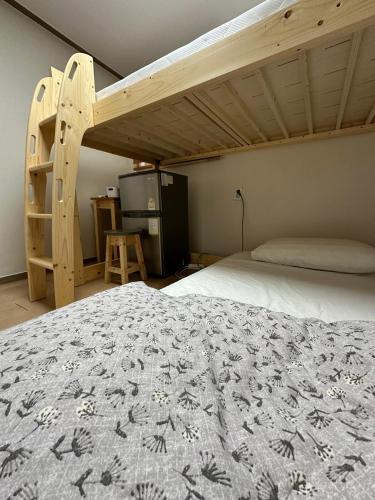 Кровать или кровати в номере Seoul Station R Guesthouse