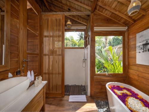Koupelna v ubytování The Kalyana Ubud Resort