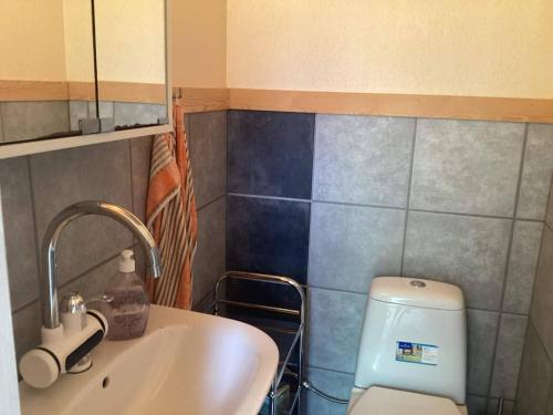 Ένα μπάνιο στο 7 person holiday home in RAMDALA
