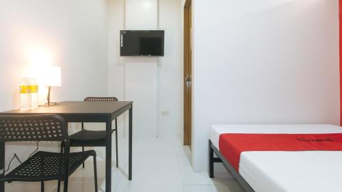 Ένα ή περισσότερα κρεβάτια σε δωμάτιο στο RedDoorz @ Aerial Hotel Los Baños