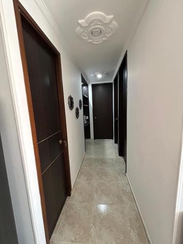 einen Flur mit Tür und Fliesenboden in der Unterkunft Bello apartamento de 3 habitaciones in Cúcuta