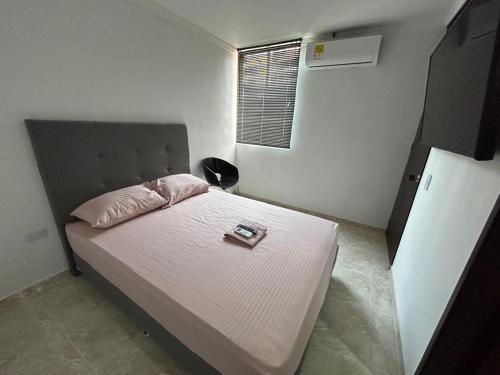 niewielka sypialnia z łóżkiem i oknem w obiekcie Bello apartamento de 3 habitaciones w mieście Cúcuta