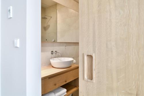 uma casa de banho com um lavatório branco num balcão de madeira em Guest House Vračko em Zgornja Kungota
