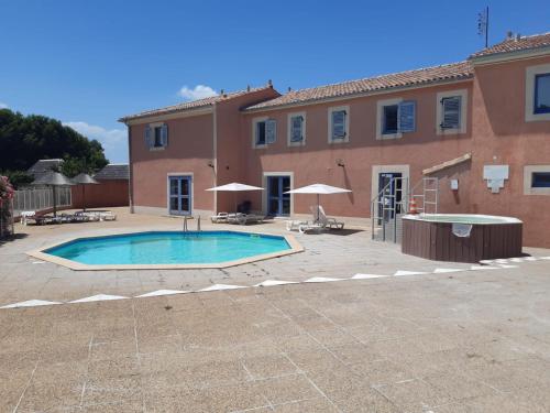 une maison avec une piscine dans une cour dans l'établissement Mas sympathique entre étang et mer !, au Barcarès