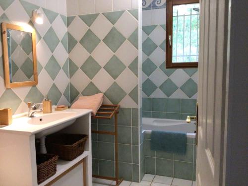 a bathroom with a sink and a tub at Chambres privées dans maison individuelle in Saint-Romain-au-Mont-dʼOr