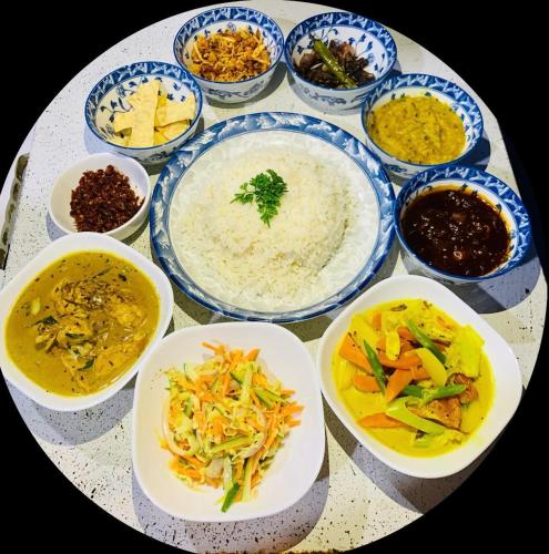 een tafel met kommen met verschillende soorten eten bij Villa Peace Heaven in Galle