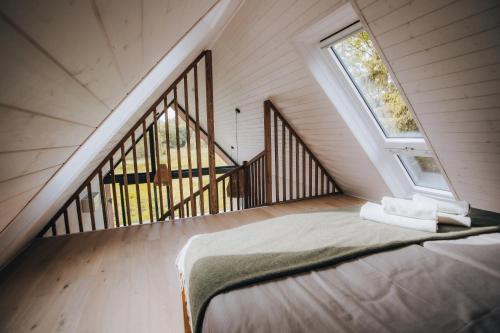 ein Schlafzimmer mit einem Bett im Dachgeschoss in der Unterkunft Private cabin in the middle of nature 