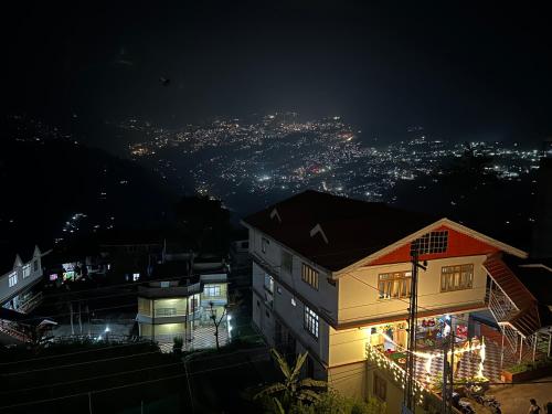 widok na miasto w nocy z oświetleniem w obiekcie Pearl Nest Homestay w mieście Martam