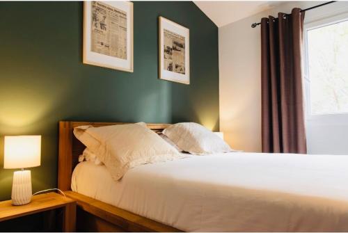 EntrechauxにあるAuberge d'Anaisの緑の壁のベッドルーム1室(白いベッド1台付)