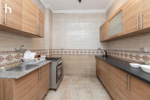 Kuchyň nebo kuchyňský kout v ubytování Host Prime Apartment In Rehab City 2