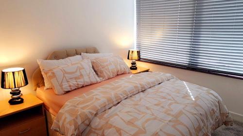 Ένα ή περισσότερα κρεβάτια σε δωμάτιο στο Comfort - Away - From - Home
