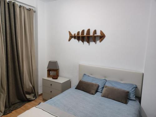 a bedroom with a bed with a fish on the wall at KOA Centric, comfy in Ruzafa in Valencia