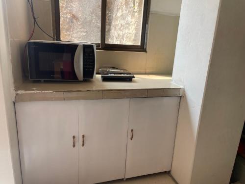 eine Mikrowelle auf einer Küchentheke in der Unterkunft Stay at Paradise in Aizawl