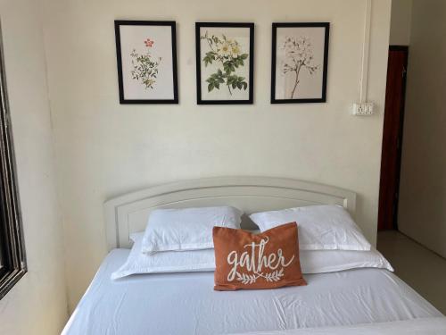 1 dormitorio con 1 cama con 4 cuadros en la pared en Stay at Paradise en Āīzawl