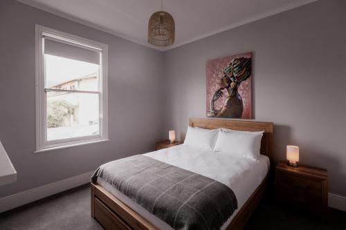 Voodi või voodid majutusasutuse Cottage living in cool North Hobart toas