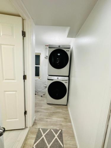a kitchen with a washer and dryer in a room at The best Vacation Home in Scotrun