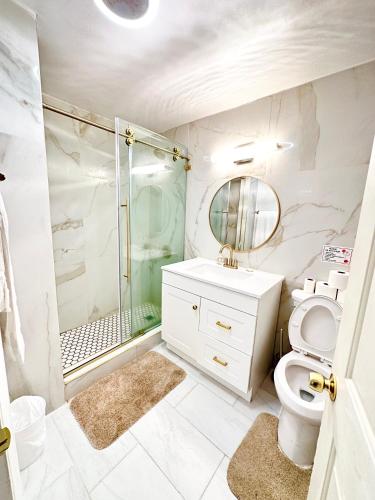 a bathroom with a shower and a toilet and a sink at The best Vacation Home in Scotrun