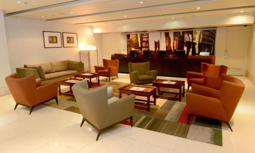 Гостиная зона в Holiday Inn Express Santiago Las Condes by IHG