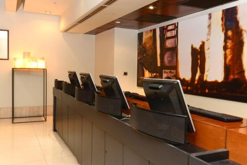 Телевизор и/или развлекательный центр в Holiday Inn Express Santiago Las Condes by IHG