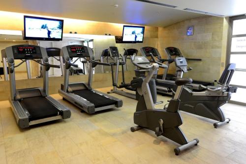 Фитнес-центр и/или тренажеры в Holiday Inn Express Santiago Las Condes by IHG