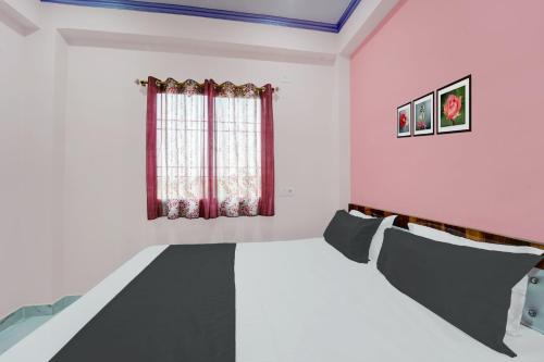 um quarto com uma cama grande e uma janela em OYO Flagship R K Marriage Hall and Guest House em Bihta