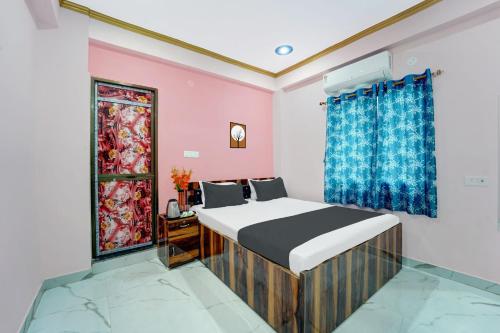 una camera con letto e finestra di OYO Flagship R K Marriage Hall and Guest House a Bihta