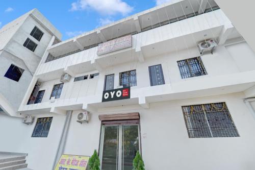 Bihta的住宿－OYO Flagship R K Marriage Hall and Guest House，白色的建筑,上面有标志