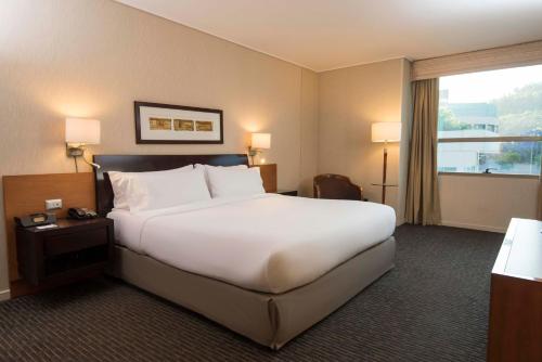 Кровать или кровати в номере Holiday Inn Express Santiago Las Condes by IHG