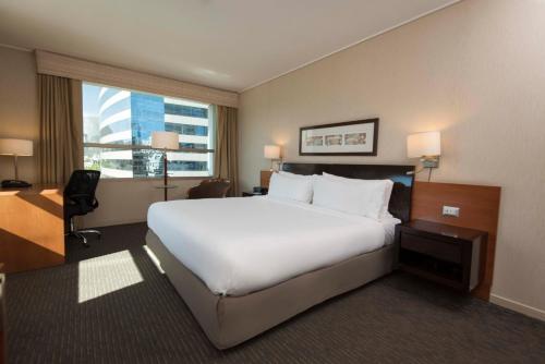 Кровать или кровати в номере Holiday Inn Express Santiago Las Condes by IHG