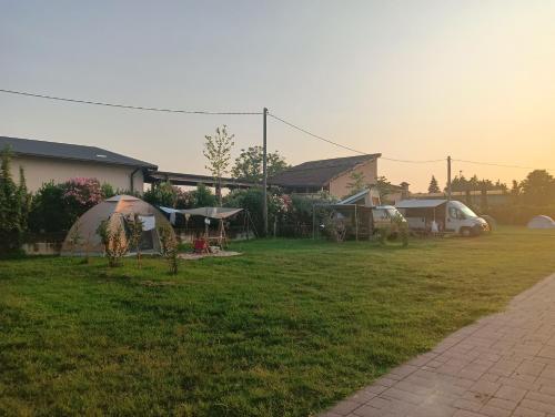 podwórko z domem i namiotem w obiekcie Agricampeggio Oro Verde w Weronie