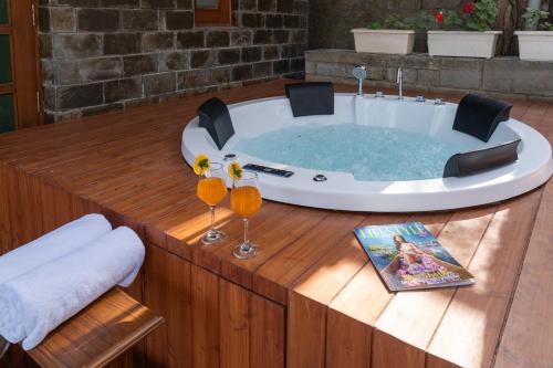 Φωτογραφία από το άλμπουμ του StayVista at Floradale W Jacuzzi & Wood-Fire Pizza σε Kasauli