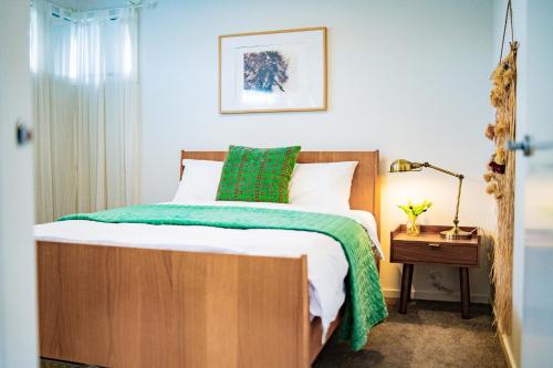 Ένα ή περισσότερα κρεβάτια σε δωμάτιο στο StayAU 4BR Designer Home in Knox