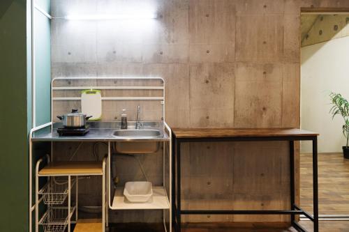 eine Küche mit einer Spüle und einer Theke in der Unterkunft ホテルノマド日立 in Hitachi
