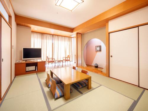 Una televisión o centro de entretenimiento en 天然温泉ひなたの宿日南宮崎