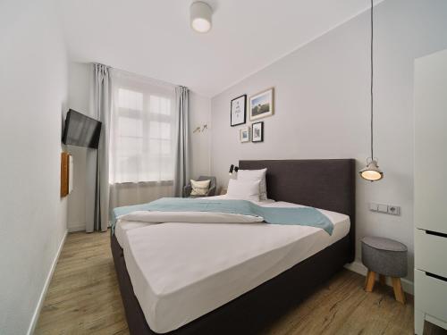 a bedroom with a large bed in a room at Hotel Siebzehn80 in Carolinensiel