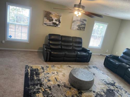 Coin salon dans l'établissement 3 bedroom 2 bathroom House