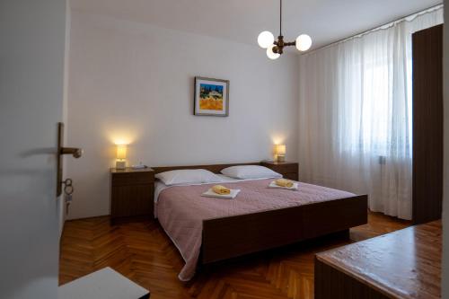 een slaapkamer met een bed met twee borden erop bij Irena's place A2 in Rovinj