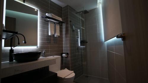 Kylpyhuone majoituspaikassa Best Stay at Kozi Square